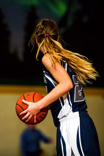 Ragazza gioca a basket: metafora preparazione prove concorso scuola 2025, impegno e determinazione per il successo scolastico