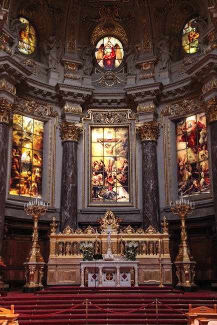 Interno di una chiesa medievale con vetrate artistiche raffiguranti scene religiose, simbolo del potere spirituale durante le Crociate.