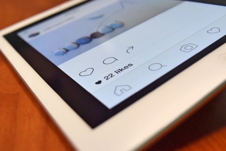 Dipendenza dai social media: primo piano di un tablet con interfaccia social, riflessioni di Schettini sulla perdita di conoscenza e formazione lenta.