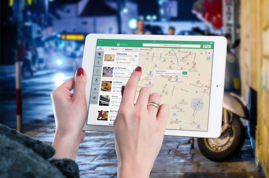 Aggiornamento GPS 2026: donna usa tablet con mappa digitale per compilare domanda, seguendo le guide del Ministero dei Trasporti.
