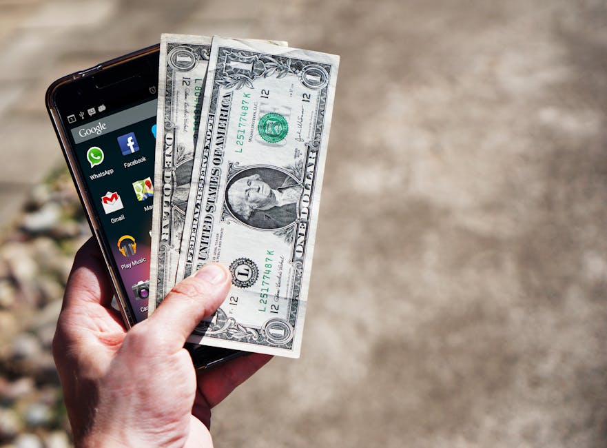 Pagamento una tantum febbraio 2026: smartphone con app e banconote da un dollaro, simbolo del bonus per il personale scolastico.
