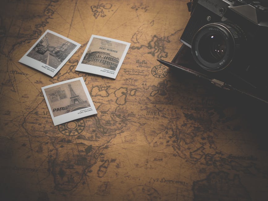 Fotografie vintage di Parigi, Roma e New York su mappa antica, metafora del viaggio nella storia della matematica