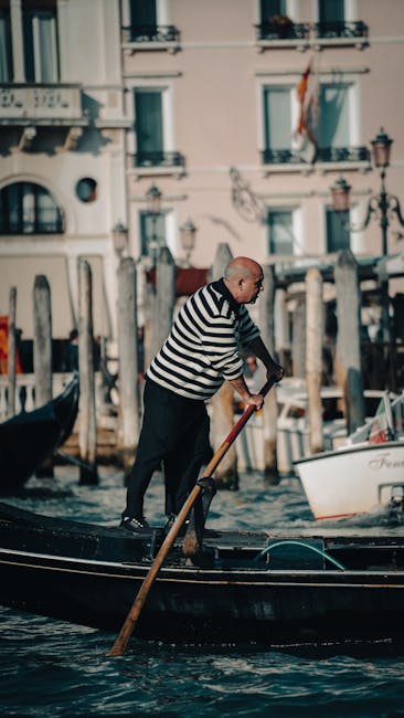 Gondoliere veneziano in divisa a righe: un esempio di professionalità e cura nel lavoro, qualità da evidenziare nel CV.