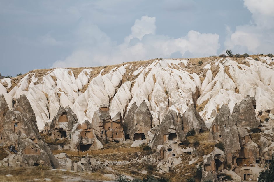 Formazioni rocciose uniche in Cappadocia per schede didattiche di geologia: esplora la morfologia del paesaggio e le sue origini