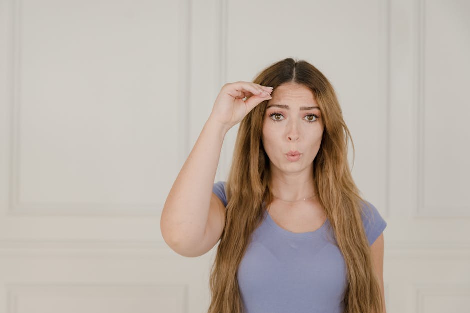 Donna che fa gesto di 'mancanza di comprensione' con la mano sulla fronte, simbolo di linguaggio non inclusivo e fraintendimenti culturali.