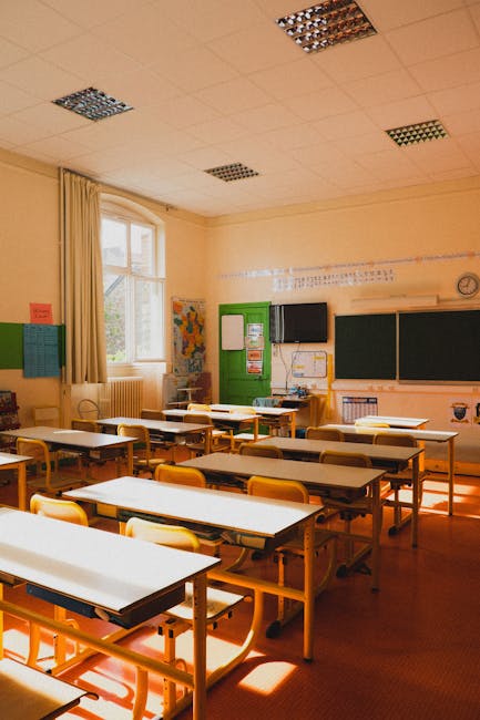 Aula scolastica vuota in Francia, simbolo della crisi del mestiere docente e della mancanza di vocazioni nell'istruzione