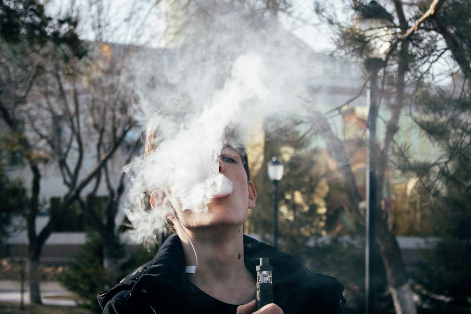 L'epidemia del vaping nelle scuole: nuove restrizioni e il divieto di vendita online dal 1° gennaio 2025