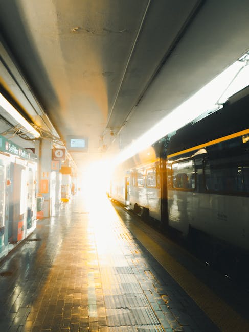 Stazione ferroviaria illuminata dal sole: metafora per il superamento delle sfide del PNRR e l'ottenimento dei finanziamenti.