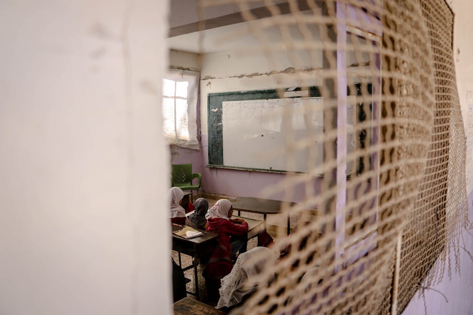 Studentesse in classe disagiata: opportunità di recupero anni scolastici per un futuro migliore e istruzione accessibile