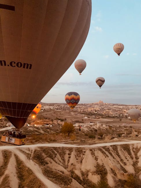 Mongolfiere colorate che si elevano nel cielo di Cappadocia, un'analogia visiva per l'unicità delle scomposizioni in fattori primi.