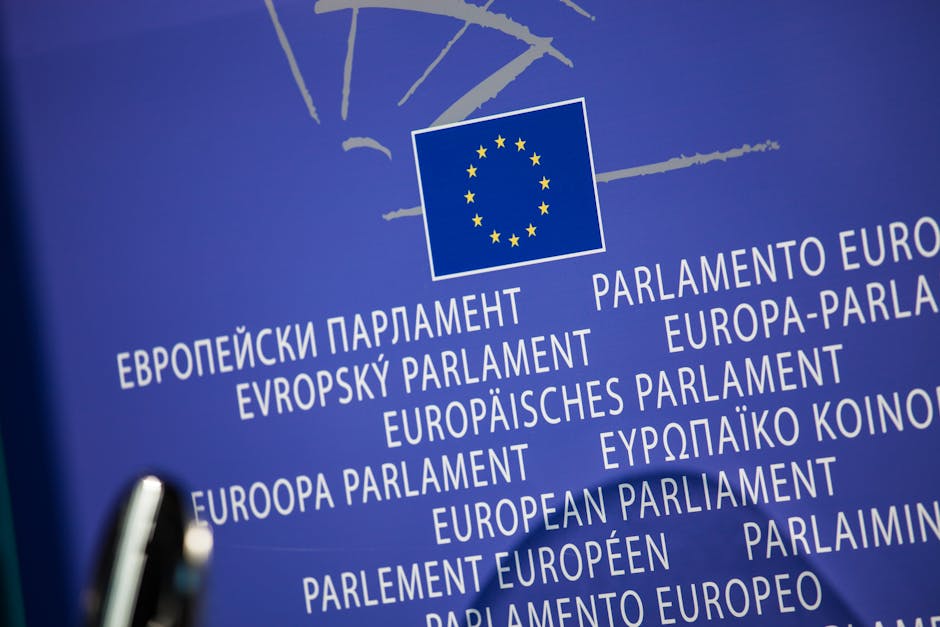 Logo del Parlamento Europeo con bandiera UE, proposta di legge sul cyberbullismo come reato transfrontaliero