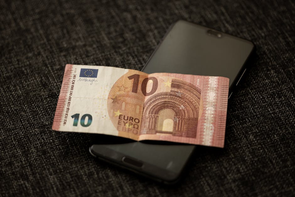 Banconota da 10 euro su smartphone, visualizzazione dell'una tantum per il personale ATA di febbraio 2026
