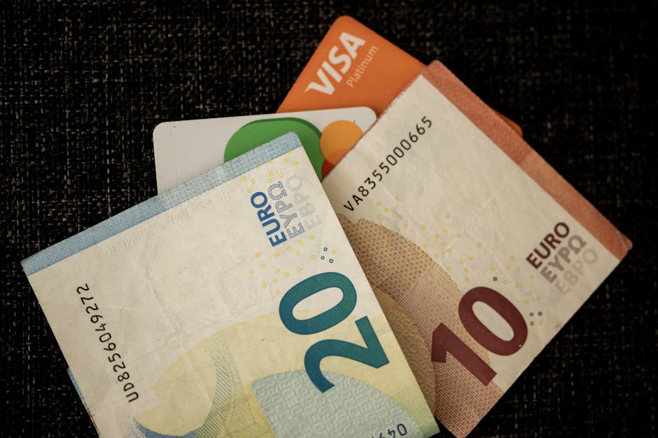 Banconote euro e carte di credito, simbolo della carta del docente e dell'estensione agli ATA con importo di 400 euro.
