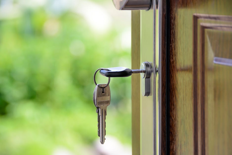 Chiave inserita nella serratura di una porta aperta, simbolo di sicurezza domestica e protezione assicurativa per la casa.