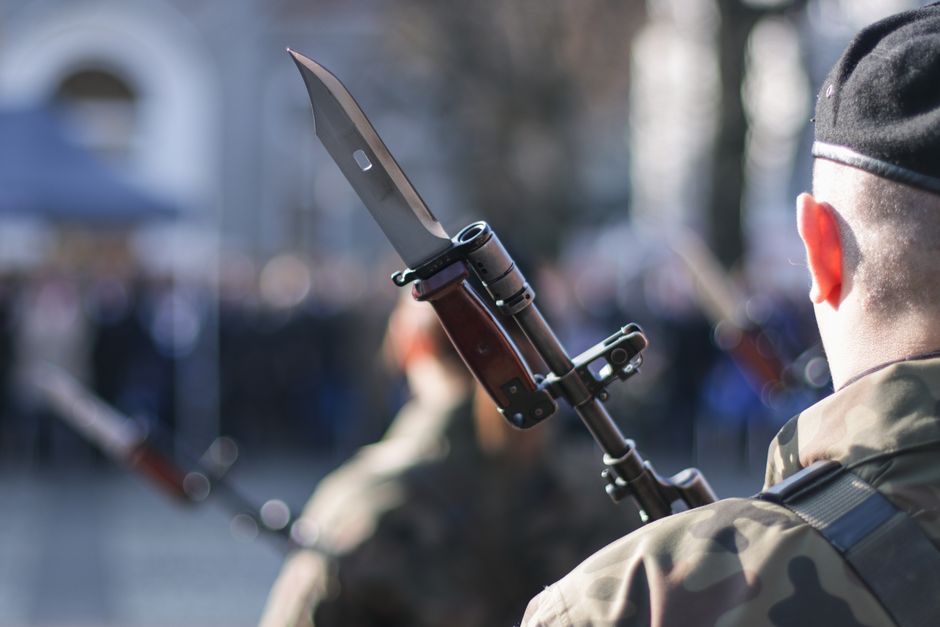 Attacco con coltello in una scuola polacca: 7 feriti a Ostrołęka e misure di sicurezza straordinarie