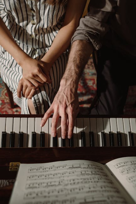 Lezione di pianoforte interattiva: mani che suonano il piano con spartito, apprendimento musicale divertente e coinvolgente per bambini e adulti.