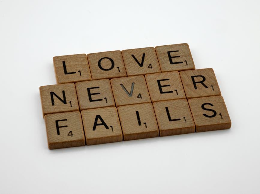 Tessere di Scrabble che compongono la frase l'amore non fallisce, metafora della stabilità nel lavoro e della rinuncia alla supplenza
