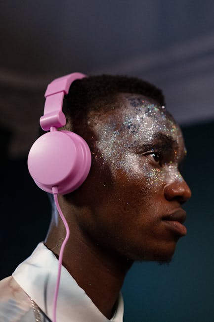 Uomo con cuffie rosa: dispositivi di ascolto assistito per un'esperienza uditiva immersiva e personalizzata, comfort e stile unici.