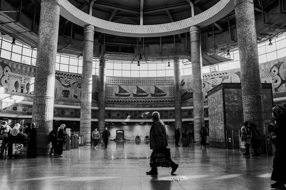 Fotografia in bianco e nero di un interno architettonico complesso, evocativa della solitudine e del tempo in '100 Anni di Solitudine'.