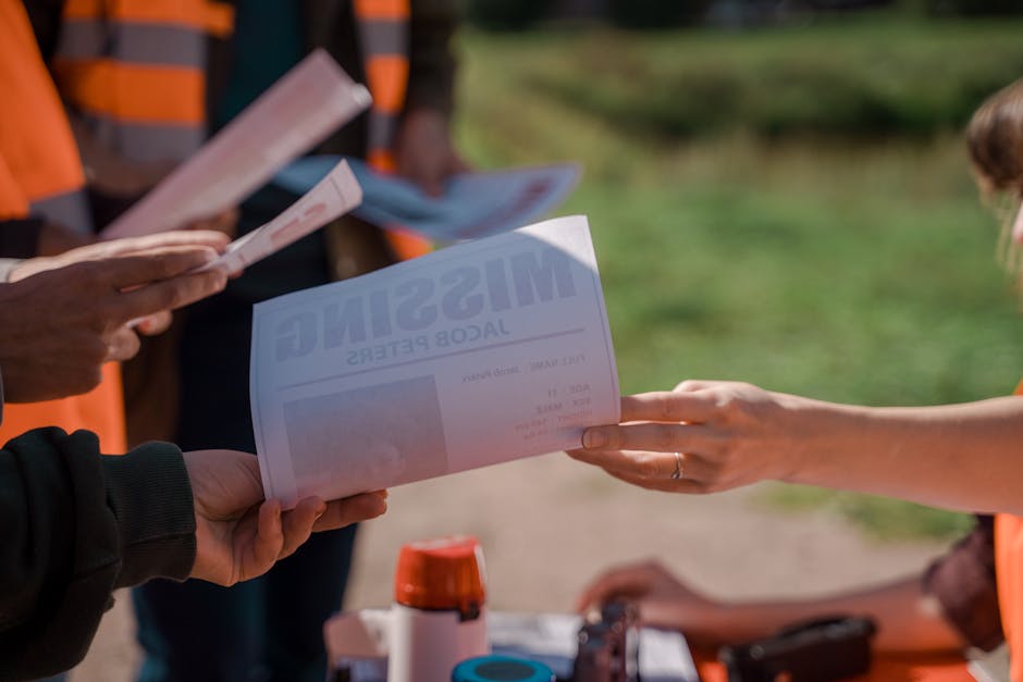 Volontari distribuiscono volantini 'Missing' con nome Jacob Peters, utile per contestare errori cedolini scuola febbraio 2026 e arretrati.