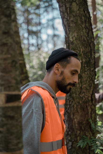Uomo con gilet arancione in bosco: metafora visiva per comprendere il logaritmo naturale di 1 e i suoi fondamenti matematici.