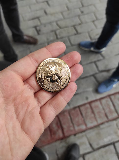 Bitcoin dorato nella mano di un docente neoassunto durante l'osservazione reciproca con il tutor, simbolo di investimento nel futuro della formazione.