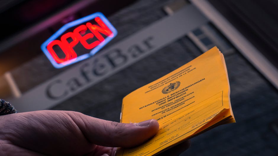 Certificato di vaccinazione in mano a un bar, simbolo di scelte e salute dopo il monito di Bassetti sullo Spritz a colazione