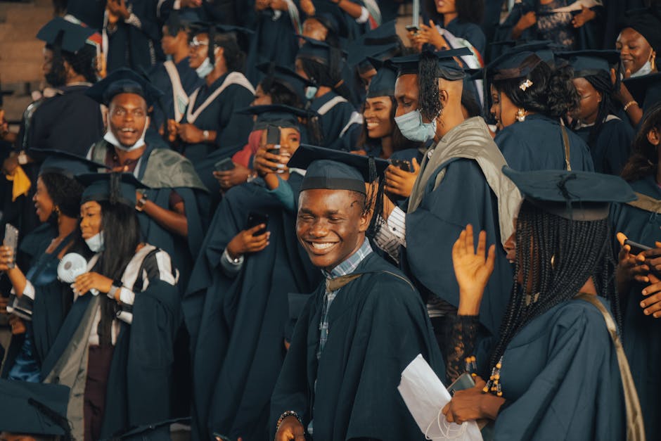 Studenti universitari in toga e tocco: tasse universitarie non pagate e conseguenze per il percorso accademico e la laurea.