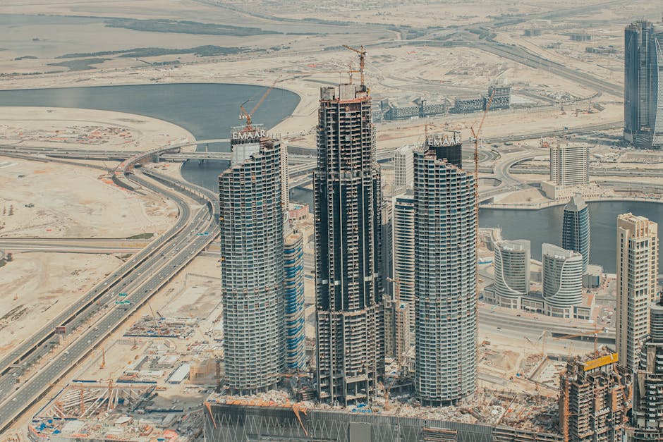 Intersezione tra infrastrutture e grattacieli a Dubai: un orizzonte in costruzione che simboleggia nuove opportunità e crescita urbana.