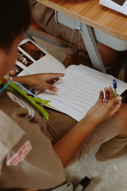 Studente compila questionario RAV 2025/28. Focus su istruzioni e scadenze per la riapertura straordinaria del questionario docente.