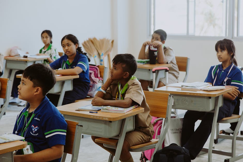 Studenti in classe concentrati, un'immagine che evoca le sfide accademiche e l'importanza del supporto psicologico scolastico.