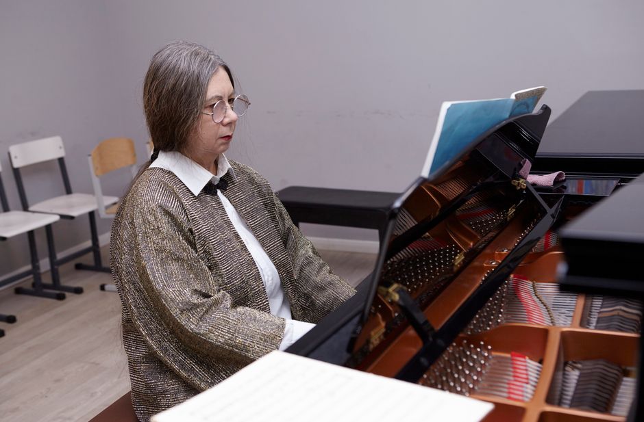 Accoltella la prof a 13 anni: il piano premeditato, l’annuncio social e le videocamere sul casco