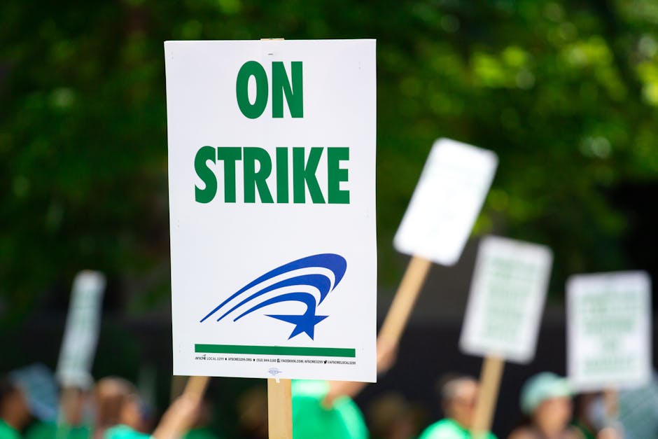 Cartello con scritta ON STRIKE durante una protesta per i diritti dei docenti di sostegno precari in Italia, violazione norme europee.