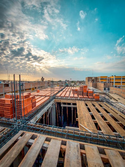Cantiere edile a Niscemi: lavori di costruzione per la nuova scuola, simbolo di rinascita e futuro per la comunità locale.