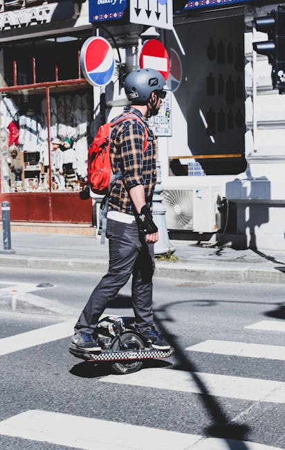 Uomo su Onewheel attraversa la strada: un esempio pratico di calcolo dell'area del cerchio applicato al movimento e all'equilibrio.