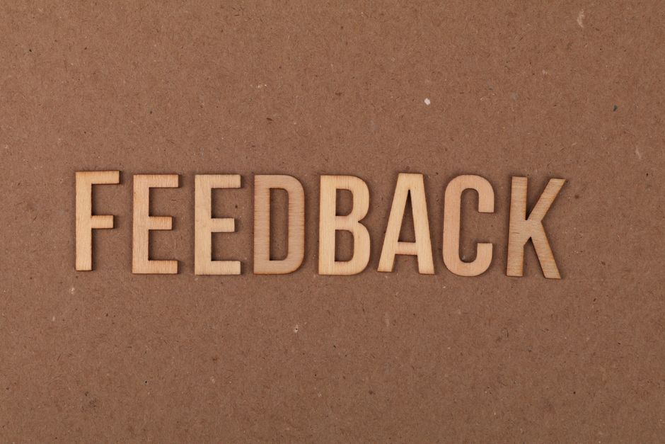 Il vuoto di feedback nella scuola italiana: il 76,5% degli studenti svolge compiti senza alcun commento o voto