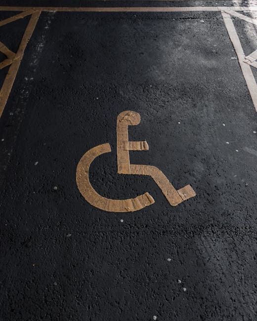 Simbolo internazionale di accessibilità su asfalto scuro, parcheggio riservato e linee guida AgID per servizi accessibili a persone con disabilità