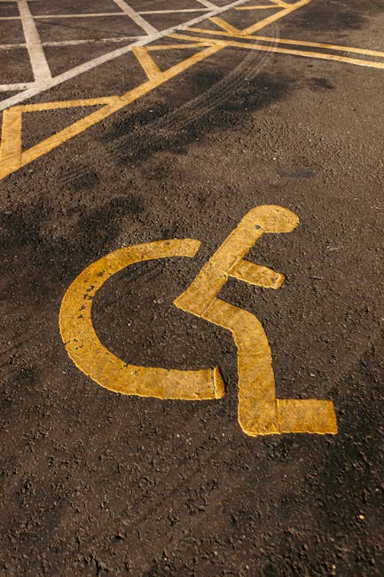 Simbolo di accessibilità su asfalto, concorsi PNRR3 docenti e riserva del 30% per candidati con disabilità, agevolazioni e requisiti
