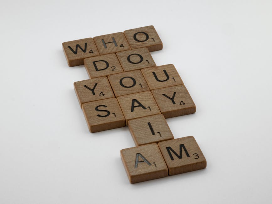 Chi può inserirsi nelle GPS 2026/2028? Tessere Scrabble compongono la domanda 'Who do you say I am', riflettendo l'identità professionale dei candidati.