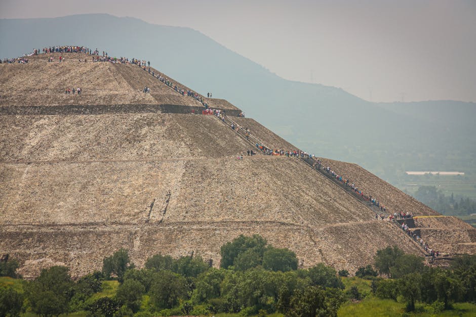 Piramide del Sole a Teotihuacan, Messico, con persone che salgono i gradini. Un viaggio nel passato per i diritti civili.