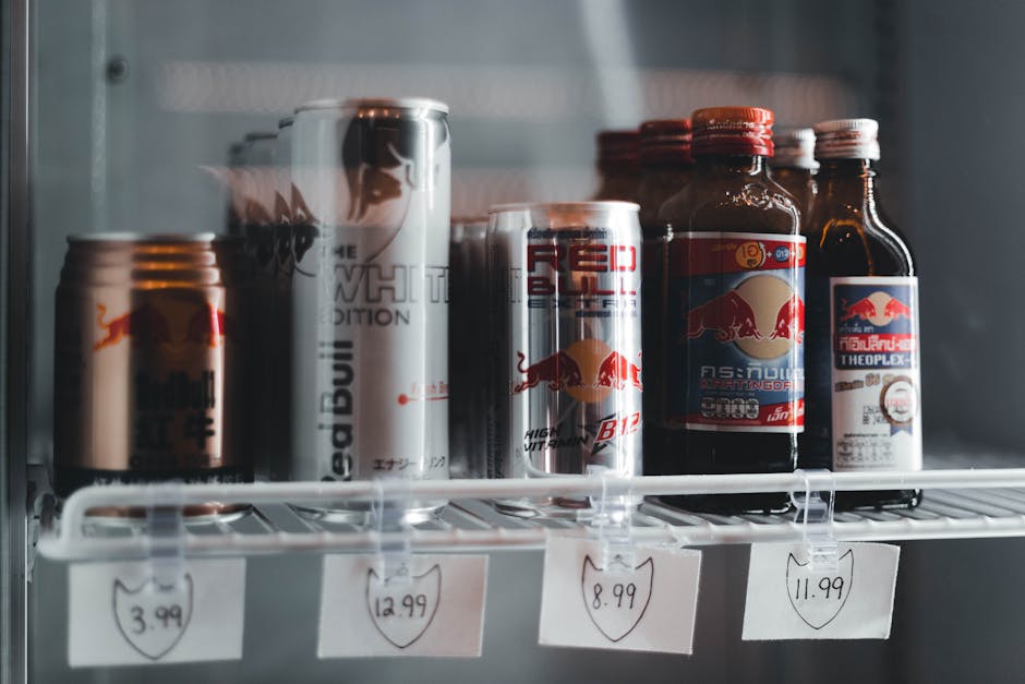 Bevande energetiche Red Bull con prezzi esposti, un'immagine simbolica per i costi indiretti legati all'obbligo di dichiarazione per i riservisti.