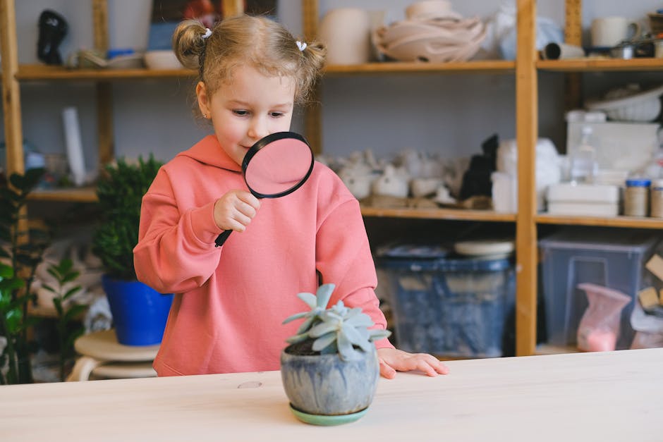Bambina osserva pianta con lente d'ingrandimento: esempio di griglia di osservazione per valutare l'apprendimento e lo sviluppo infantile