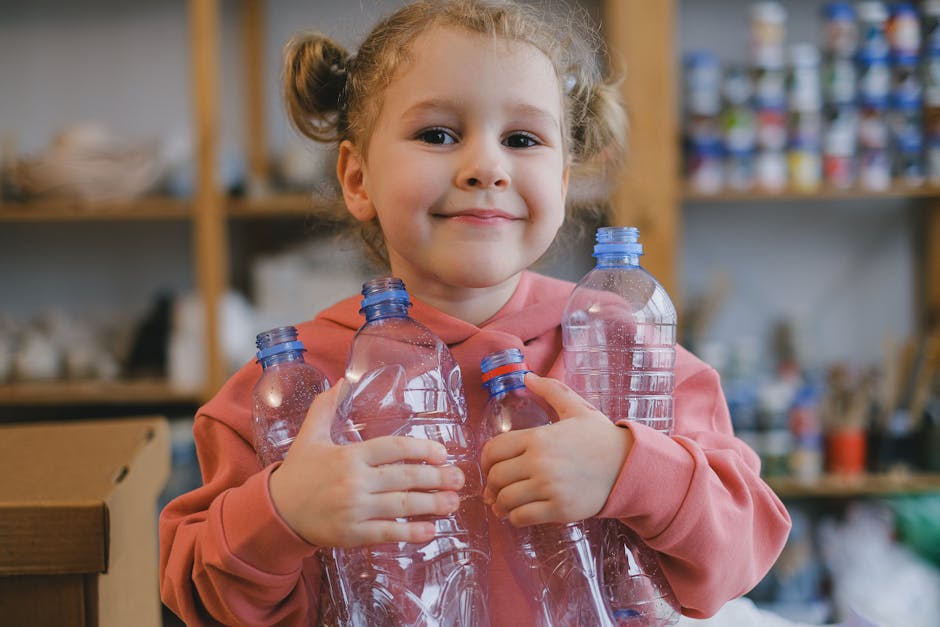 Bambina sorridente che abbraccia bottiglie di plastica vuote, simbolo di educazione al riciclo e riuso per un futuro sostenibile.