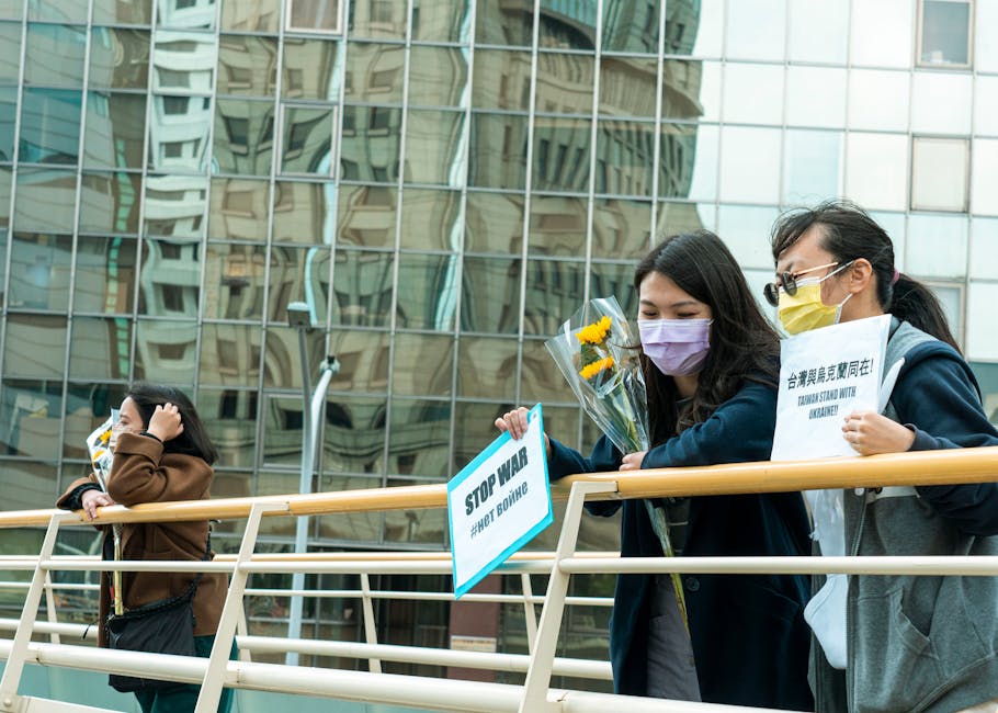 Manifestazione contro la guerra: studenti con cartelli Stop War e Taiwan con Ucraina, simbolo di solidarietà e impegno sociale nelle scuole.