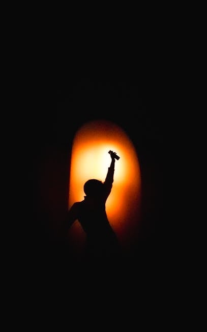 Silhouette di cantante che esegue il metodo di canto misto, tecnica vocale avanzata per potenza e controllo, illuminato da luce calda