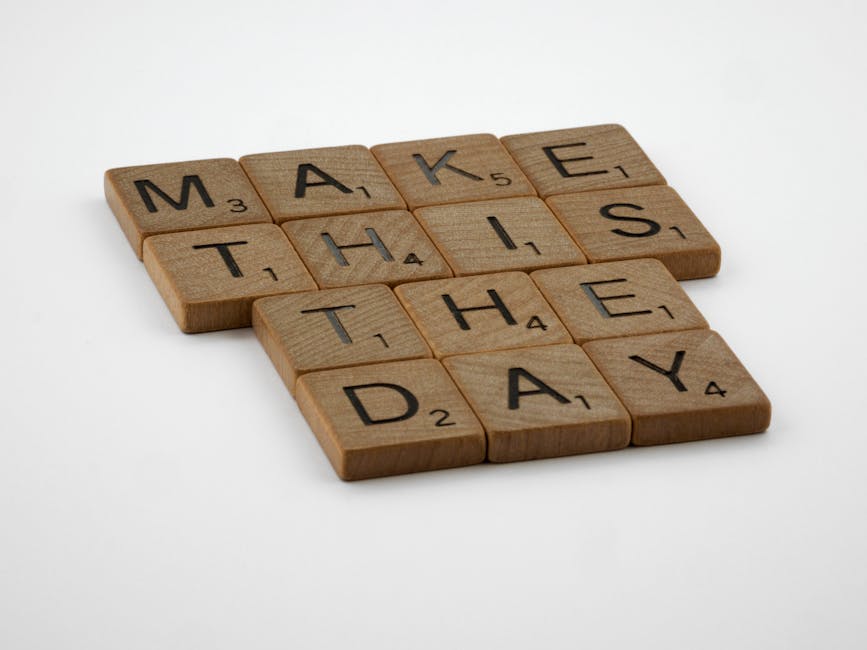 Tessere di legno con la frase Make This The Day, esempio di aggettivi usati per ispirare e motivare, schema aggettivi.
