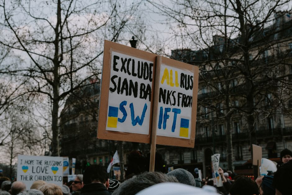 Bravate social e sanzioni all'estero: il rischio legale per gli studenti italiani e stranieri durante i viaggi d'istruzione
