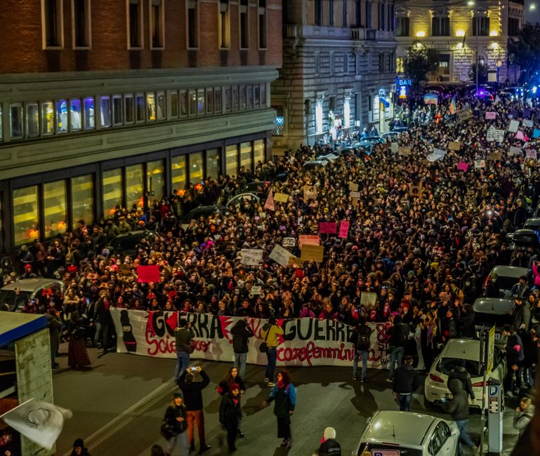 Proteste studentesche: il rischio penale delle chat di gruppo e le nuove misure di prevenzione per i genitori