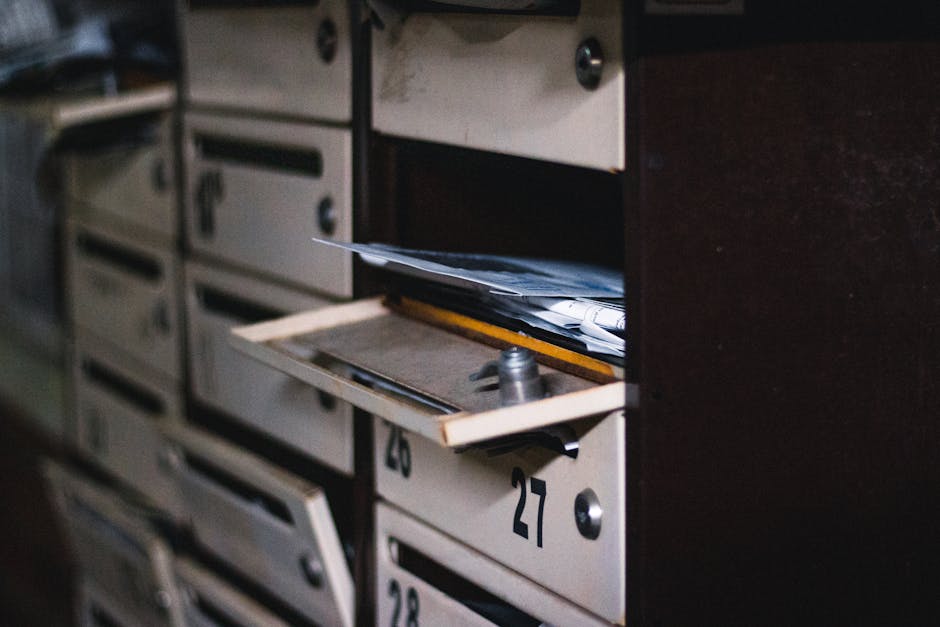 Cassette postali condominiali con numero 27 aperta, simbolo di degrado urbano e necessità di intervento per il programma FAI