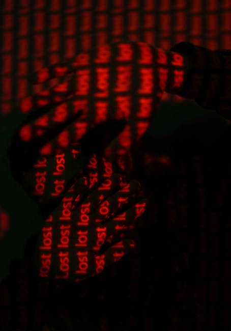 Mani illuminate dalla parola 'lost' in rosso, metafora della perdita di significato nell'analisi del testo poetico.